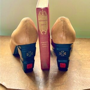 ANTHROPOLOGIE Schuler & Sons Philadelphia Bookbinder Heels, 7.5